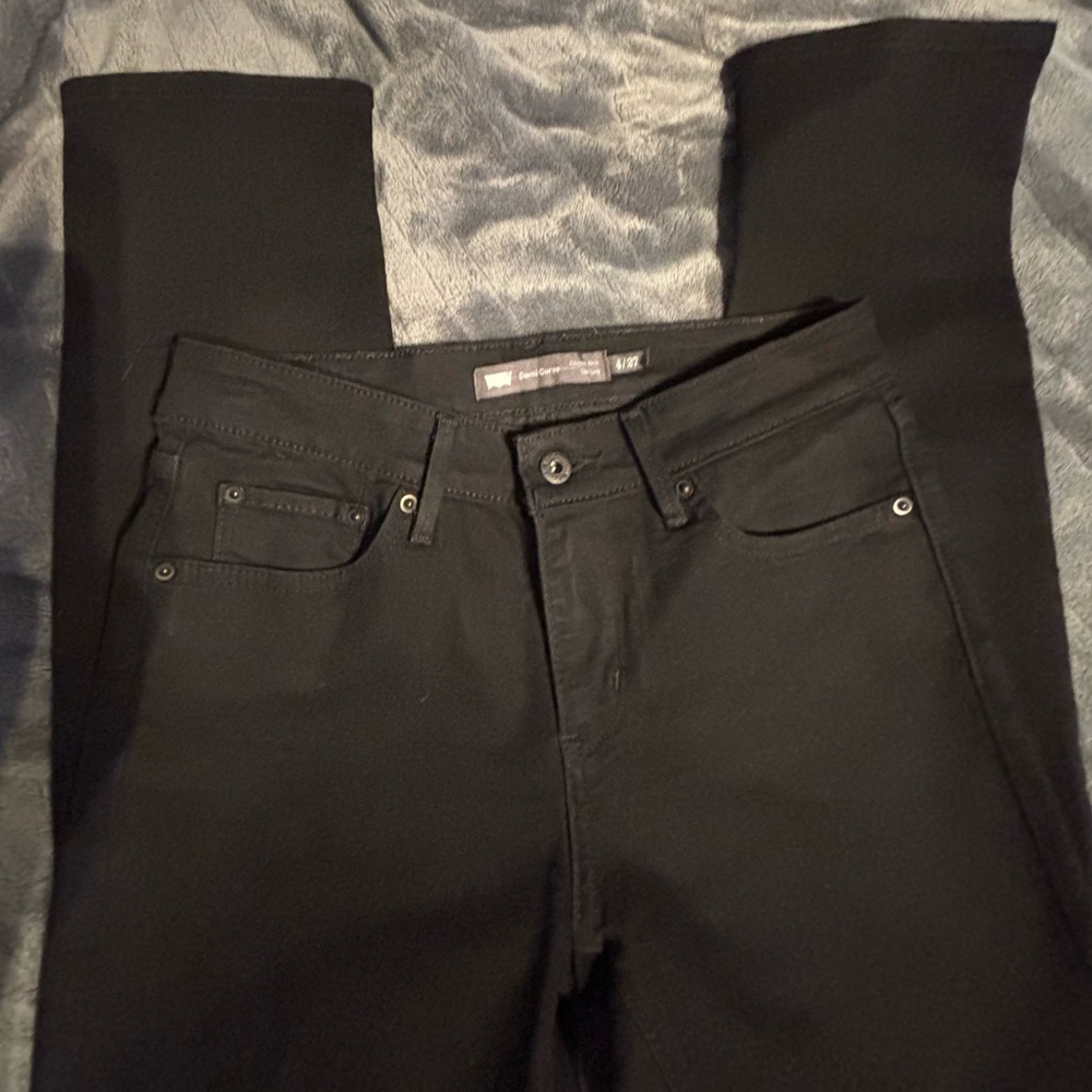 NWOT Levis Black Denim Jeans Demi curve classic rise slim leg 4/27. Never worn.